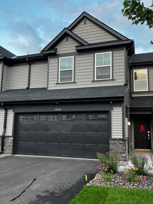 10478 Harbor Ln N in Maple Grove, MN - Foto de edificio - Building Photo