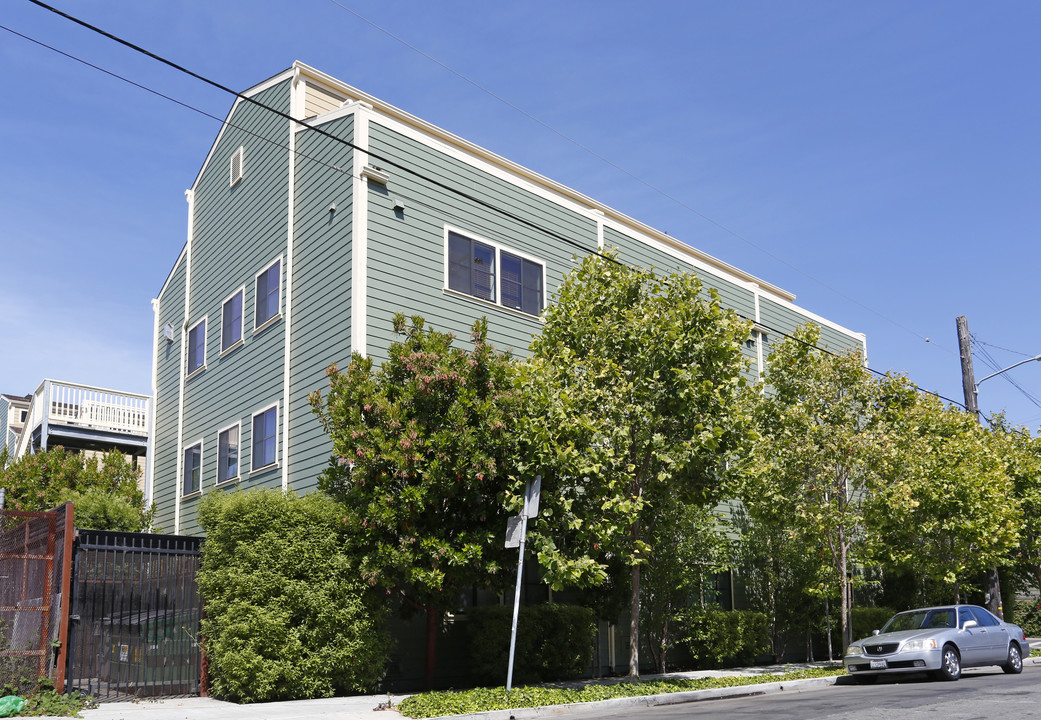 2 bed, 1000 sqft condo with parking in Emeryville, CA - Foto de edificio