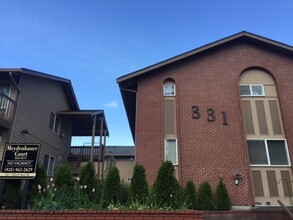 Meydenbauer Court Apartments in Bellevue, WA - Building Photo - Building Photo