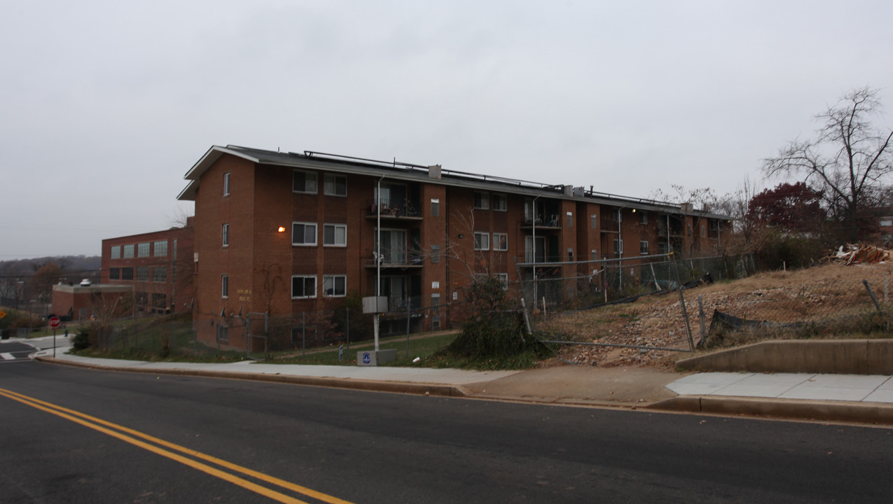 Bass Place Apartment Homes in Washington, DC - Foto de edificio