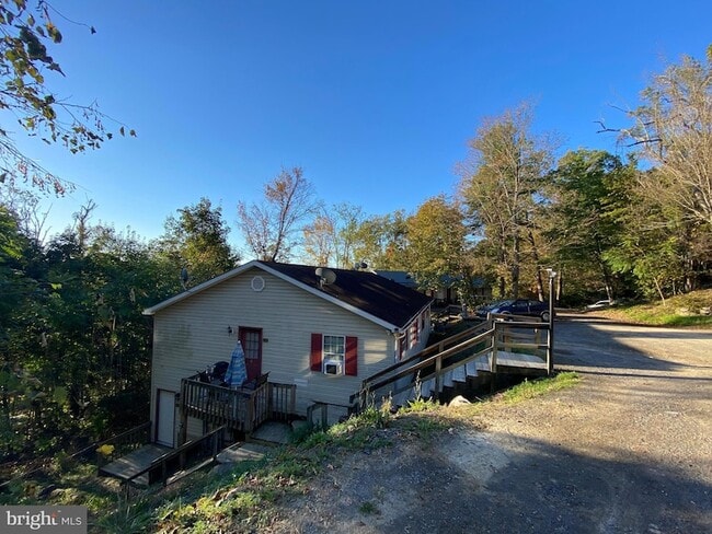 30 Westridge Dr in Berkeley Springs, WV - Foto de edificio - Building Photo