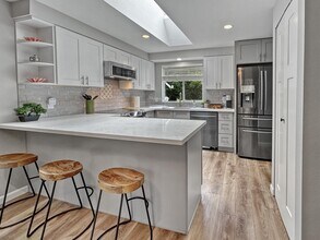 13316 NE 137th Pl in Kirkland, WA - Building Photo - Building Photo