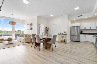 3250 Grand Ave in Miami, FL - Foto de edificio - Building Photo