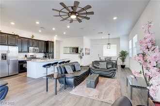 209 Coltrane Cyn Ave in Henderson, NV - Foto de edificio - Building Photo
