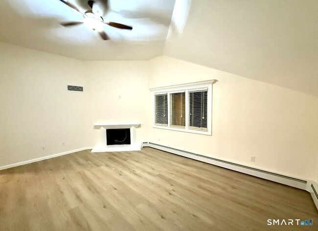 11 Byrne Ct, Unit C2 in Farmington, CT - Foto de edificio - Building Photo