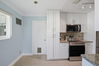 3002 NW 48th St in Fort Lauderdale, FL - Foto de edificio - Building Photo