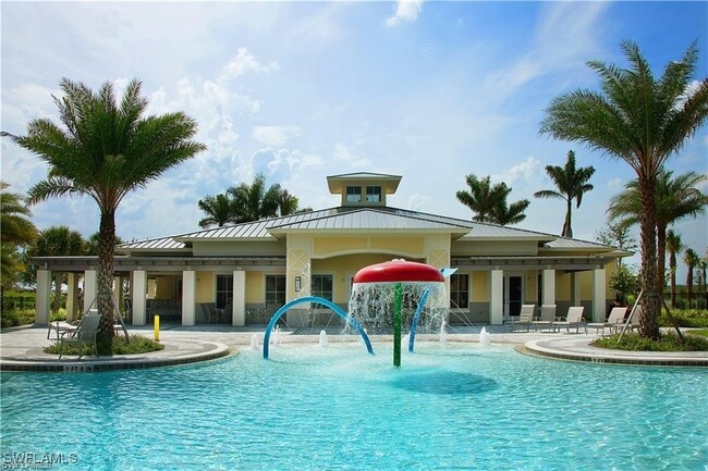 2338 Heydon Cir E in Naples, FL - Foto de edificio - Building Photo