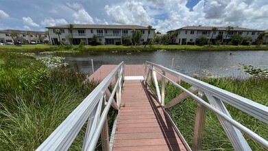 1140 Pioneer Way in Royal Palm Beach, FL - Foto de edificio - Building Photo