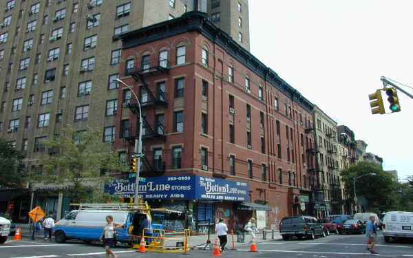 160 Second Ave in New York, NY - Foto de edificio - Building Photo