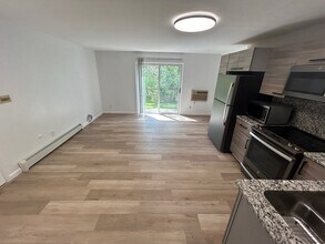 31831 Grand River Ave in Farmington, MI - Foto de edificio - Building Photo