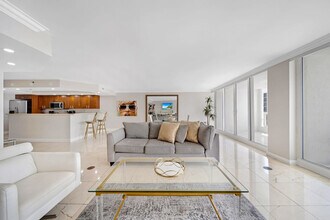 1717 N Bayshore Dr in Miami, FL - Building Photo - Building Photo