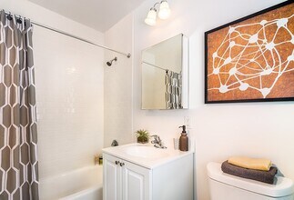 136 Gerry Rd, Unit 1 in Chestnut Hill, MA - Foto de edificio - Building Photo