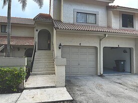 5710 Coach House Cir in Boca Raton, FL - Building Photo