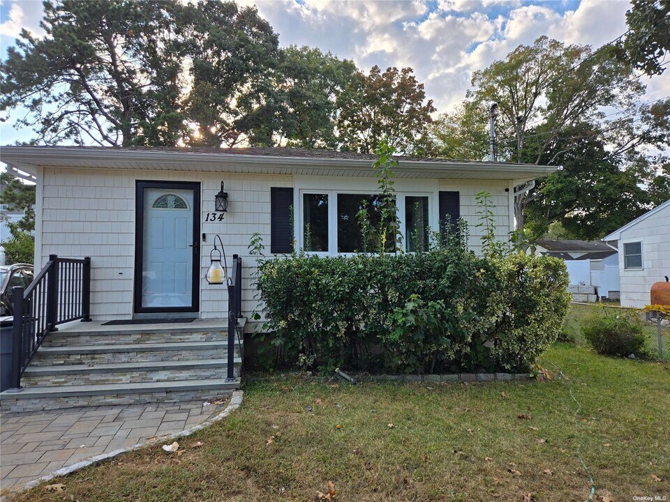 134 N 24th St in Wyandanch, NY - Building Photo