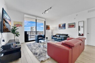 999 SW 1st Ave, Unit 1605 in Miami, FL - Building Photo - Building Photo