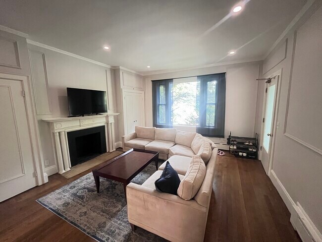1712 Beacon St, Unit 11 in Brookline, MA - Building Photo - Building Photo
