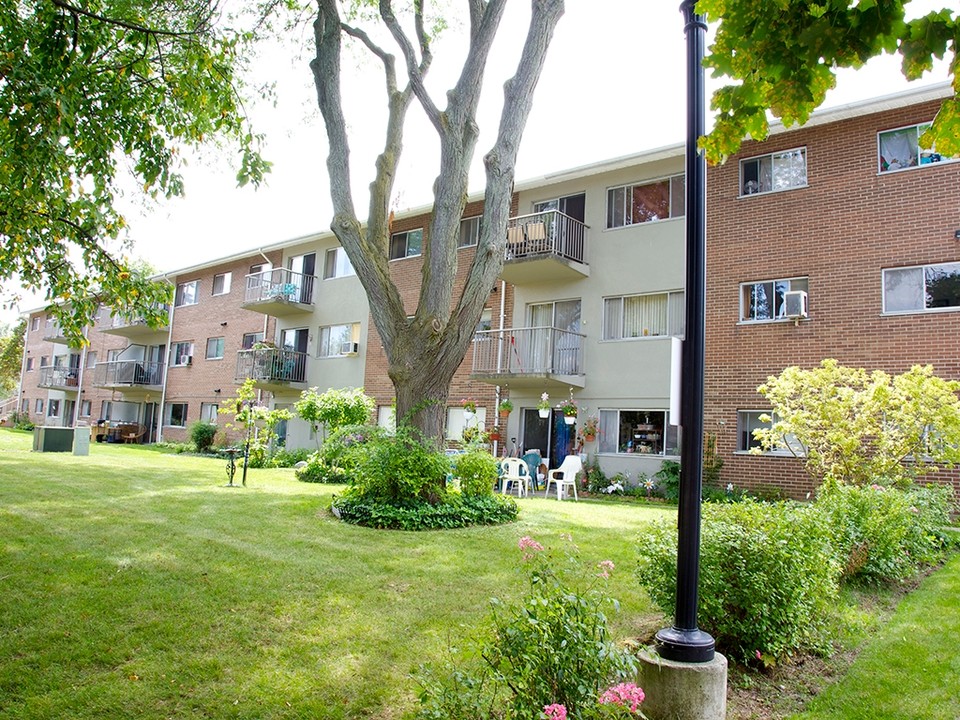 Huron Gardens in London, ON - Building Photo