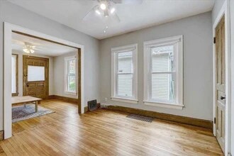 2214 Winnebago St, Unit #1 in Madison, WI - Foto de edificio - Building Photo