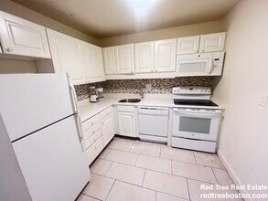 101 Monmouth St, Unit 104 in Brookline, MA - Foto de edificio - Building Photo