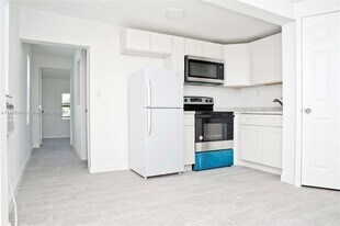 1323 N Federal Hwy in Hollywood, FL - Building Photo