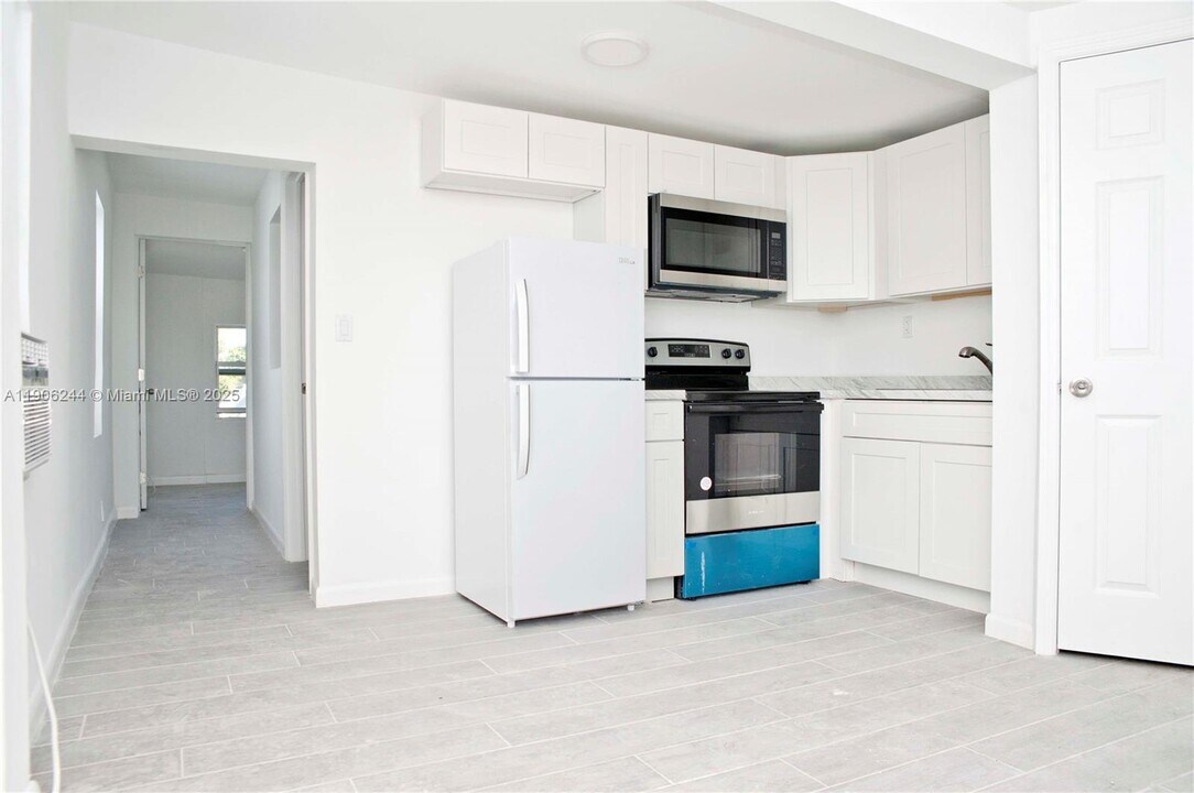 1323 N Federal Hwy in Hollywood, FL - Building Photo