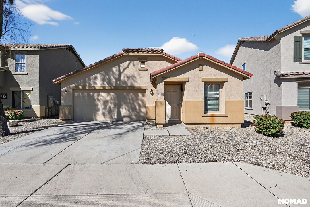 2230 N 94th Ln in Phoenix, AZ - Foto de edificio