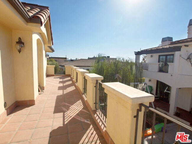 1644 Hi Point St in Los Angeles, CA - Building Photo - Building Photo