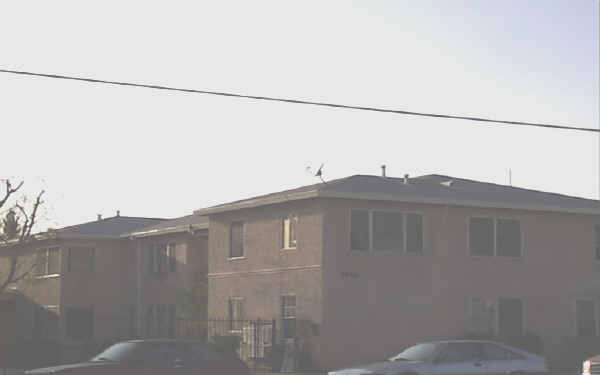 9651 Woodman Ave in Los Angeles, CA - Foto de edificio