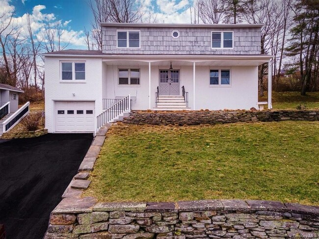 26 West End Dr in Woodbury, NY - Foto de edificio - Building Photo