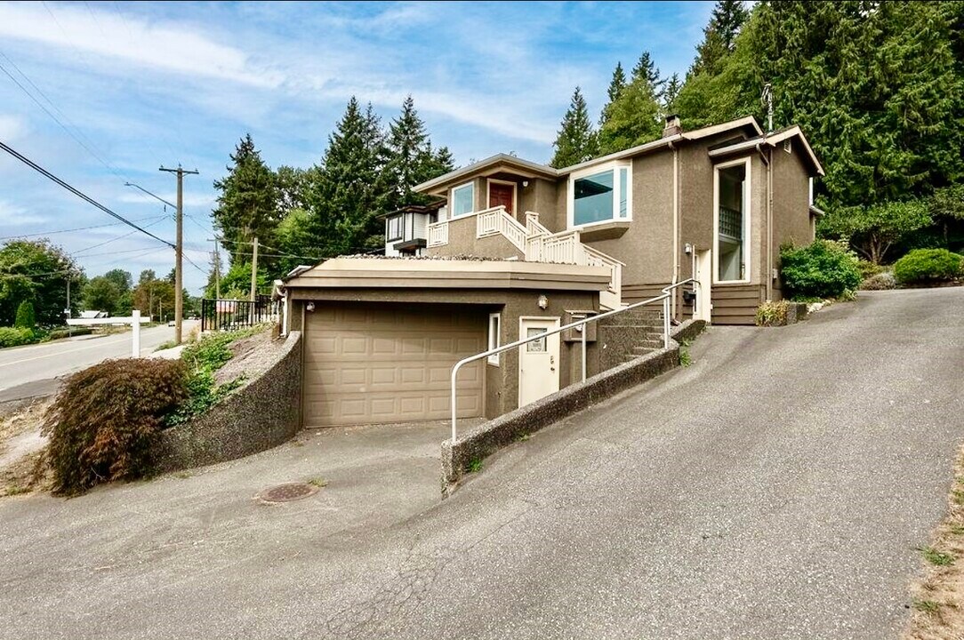 4955 Marine Dr in Burnaby, BC - Building Photo