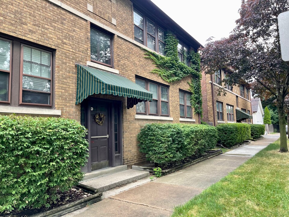 15117 E Vernor Hwy, Unit 9 in Grosse Pointe Park, MI - Foto de edificio