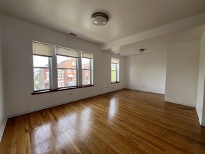 3135 W 40th Pl, Unit 2 nd Floor in Chicago, IL - Building Photo - Building Photo
