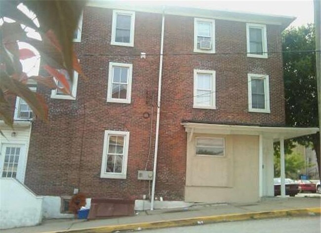 389 E Hector St in Conshohocken, PA - Foto de edificio - Building Photo