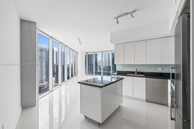 92 SW 3rd St in Miami, FL - Building Photo - Building Photo