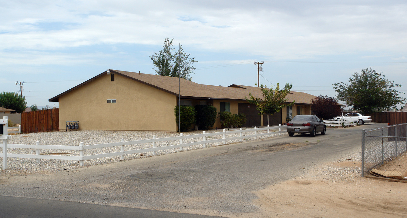 13040 Mohawk Rd in Apple Valley, CA - Building Photo