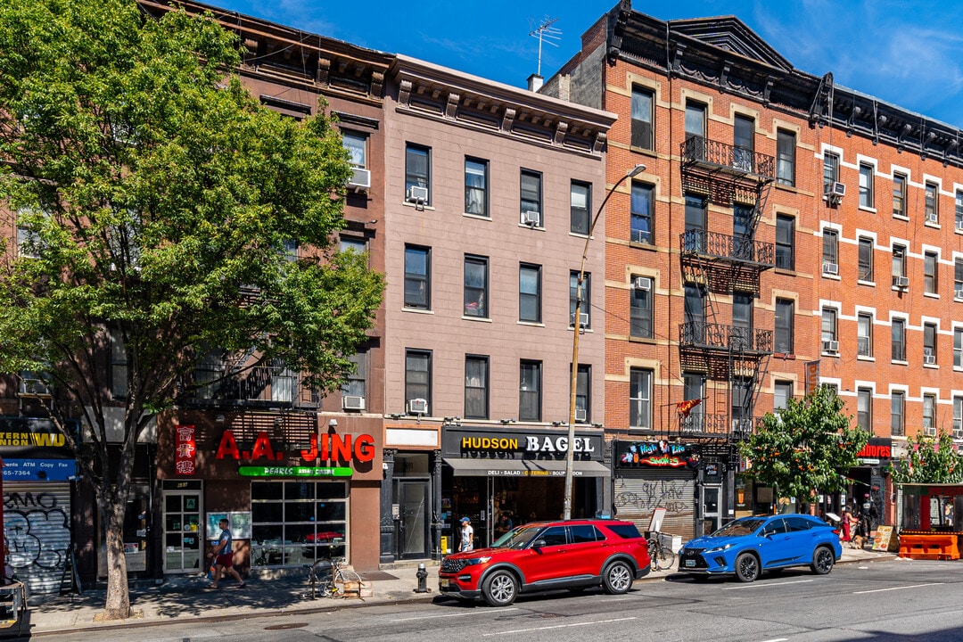 691 9th Ave in New York, NY - Foto de edificio