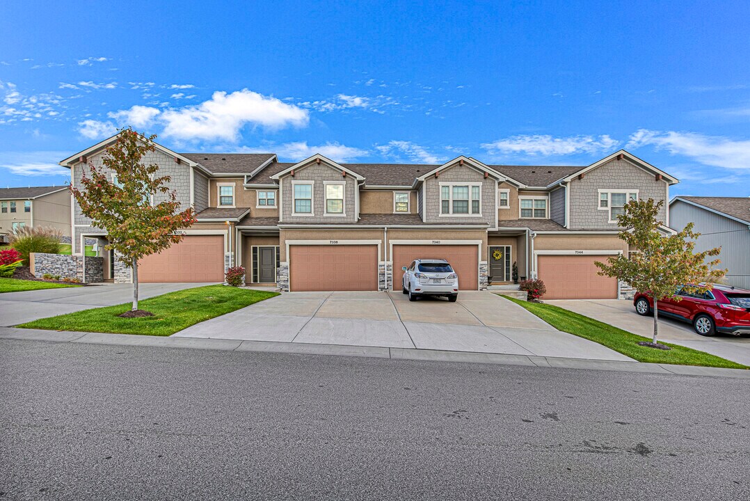 7344 Griffey St in Parkville, MO - Building Photo