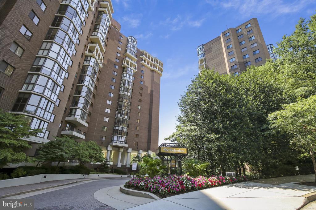 1600 N Oak St in Arlington, VA - Building Photo