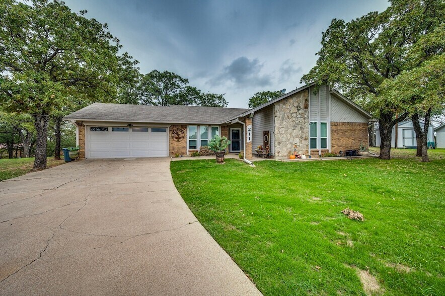 211 Willow Creek Ct in Mansfield, TX - Building Photo