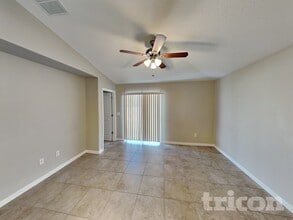 10026 RoseMary Leaf Ln in Riverview, FL - Foto de edificio - Building Photo