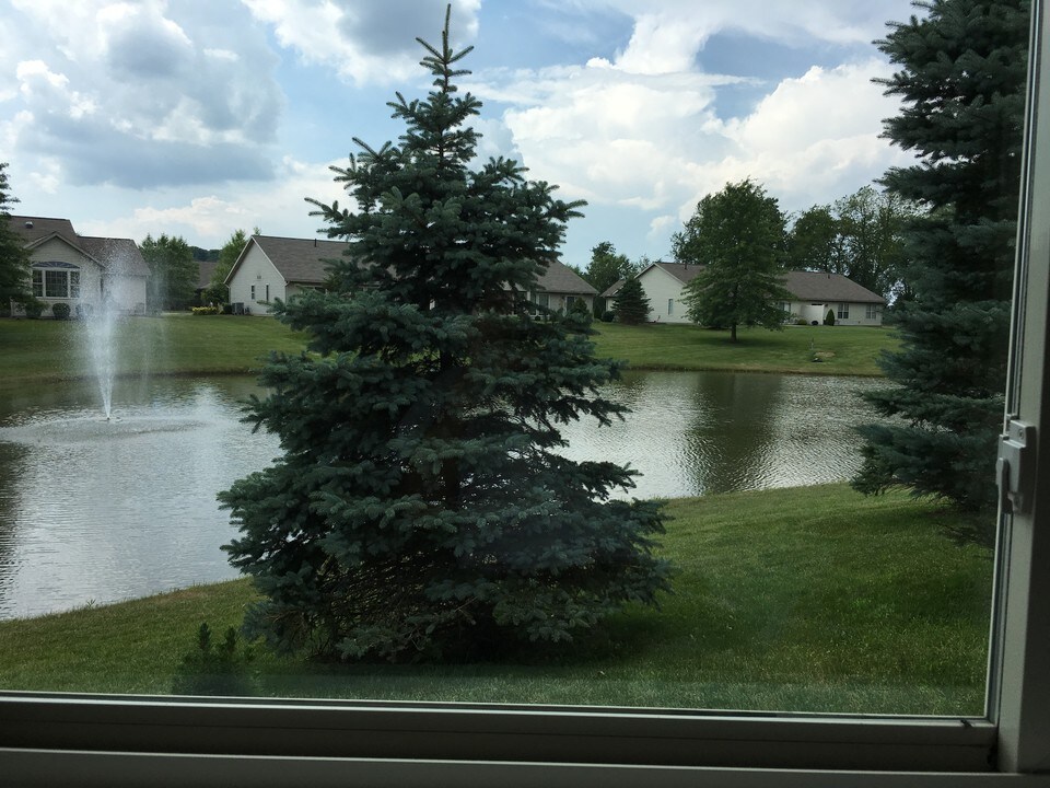 901 Pine Ridge Pkwy NW, Unit 1 in Strasburg, OH - Building Photo