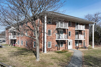 Country Club Estates Condominiums in Newburyport, MA - Building Photo - Primary Photo