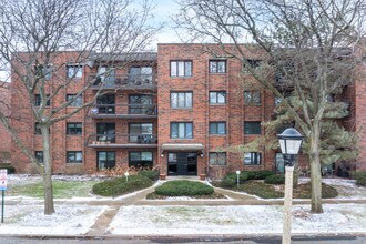 Drake Manor Of Skokie Condo in Evanston, IL - Building Photo - Building Photo