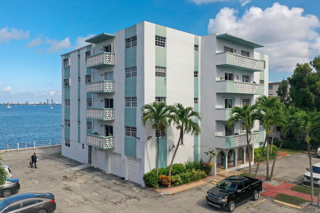 7825 NE Bayshore Ct in Miami, FL - Foto de edificio