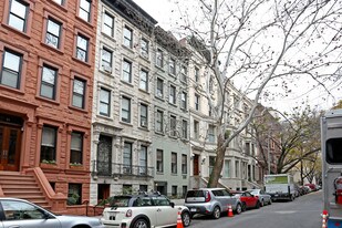27 W 76th St in New York, NY - Building Photo