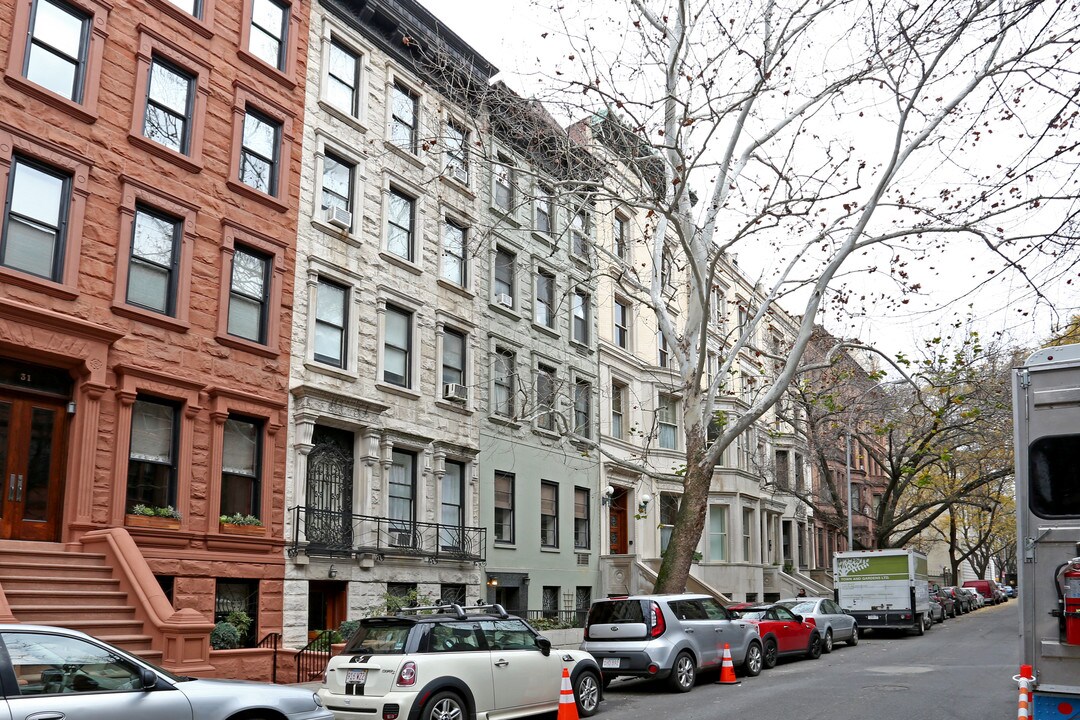 27 W 76th St in New York, NY - Building Photo