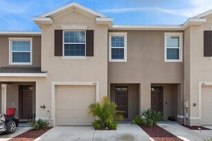 424 Newmont Cir in Ruskin, FL - Building Photo