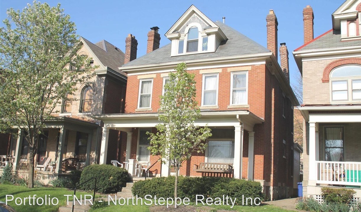 629 Dennison Ave in Columbus, OH - Building Photo