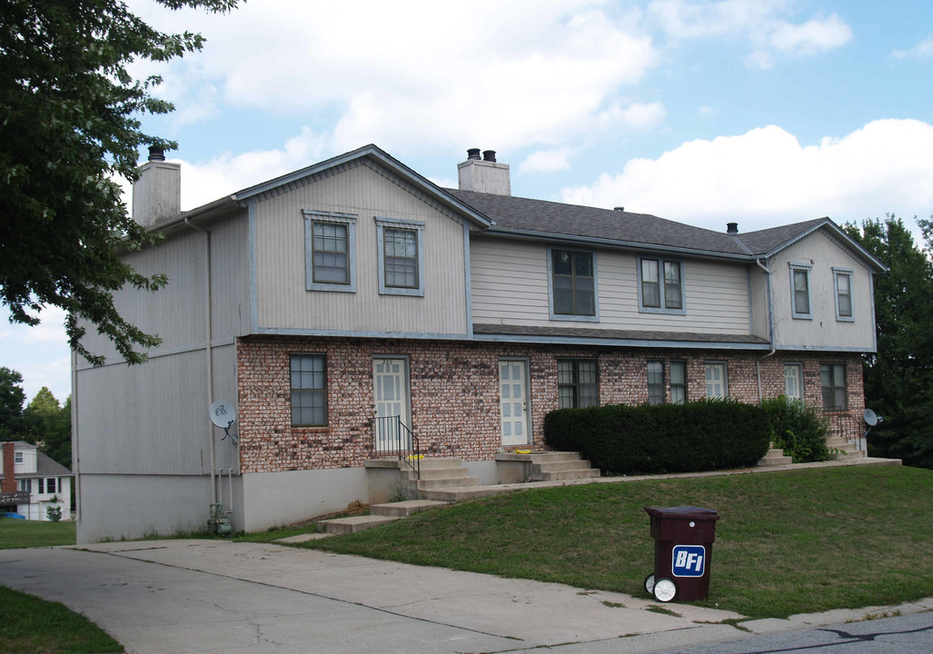 209 NE Cedar Ct in Blue Springs, MO - Building Photo