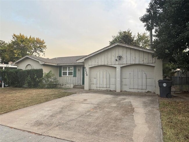 8224 NW 28th Terrace in Bethany, OK - Foto de edificio - Building Photo